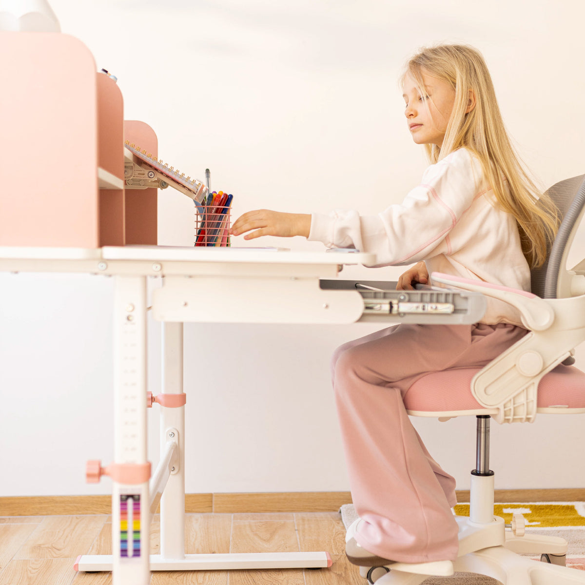 Mark Adler Study 5.0 Pink 90 cm-es ergonómikus gyermekíróasztal